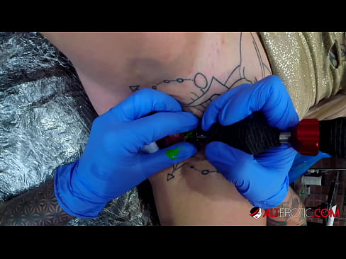 ❤️ Sully Savage, une chaudasse extrêmement tatouée, s'est fait tatouer le clitoris. Porno de qualité at porn fr.tradewin.top ❤